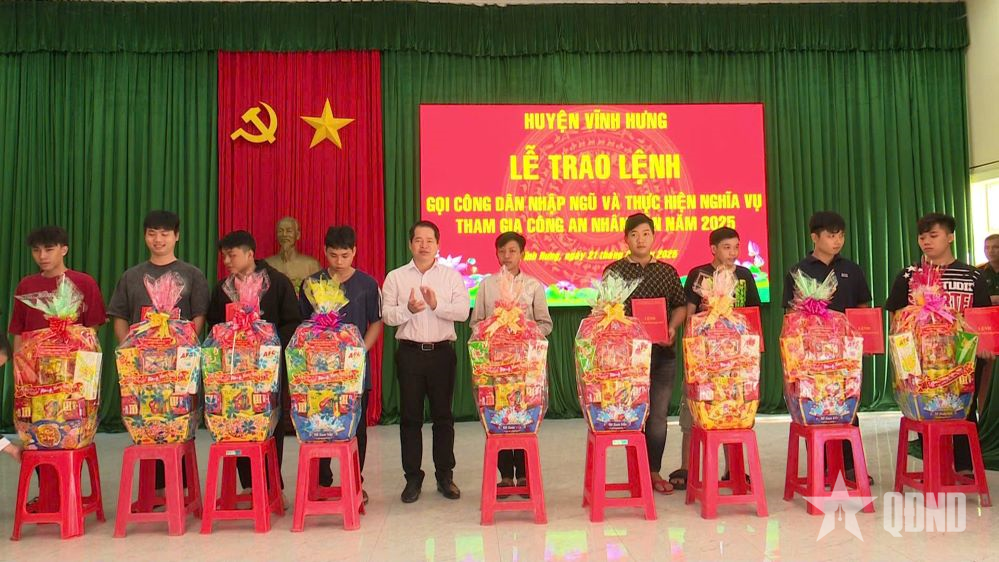 Huyện Vĩnh Hưng trao lệnh gọi công dân nhập ngũ năm 2025